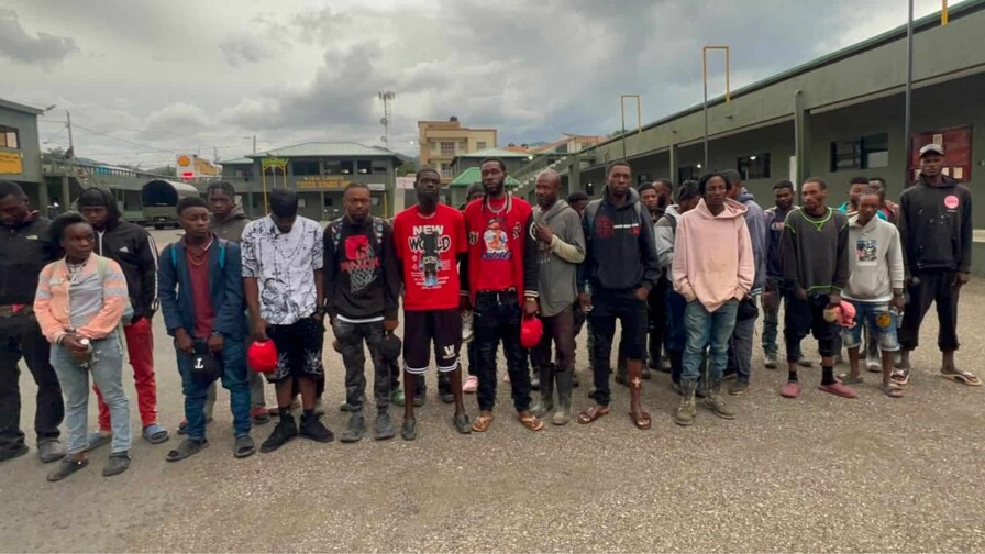Ej&eacute;rcito de Rep&uacute;blica Dominicana detiene a 30 haitianos en operativos migratorios