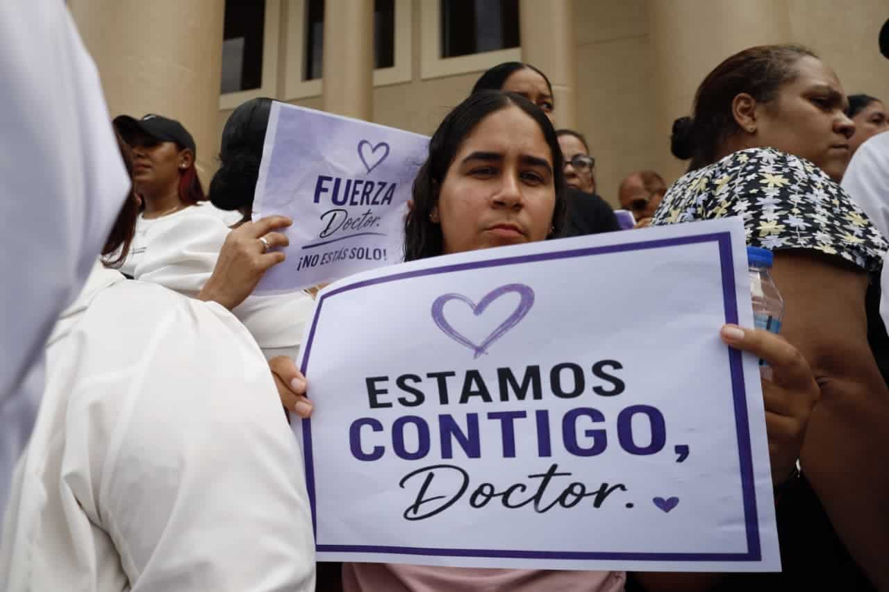 Respaldo hacia los m&eacute;dicos implicados en el proceso judicial.