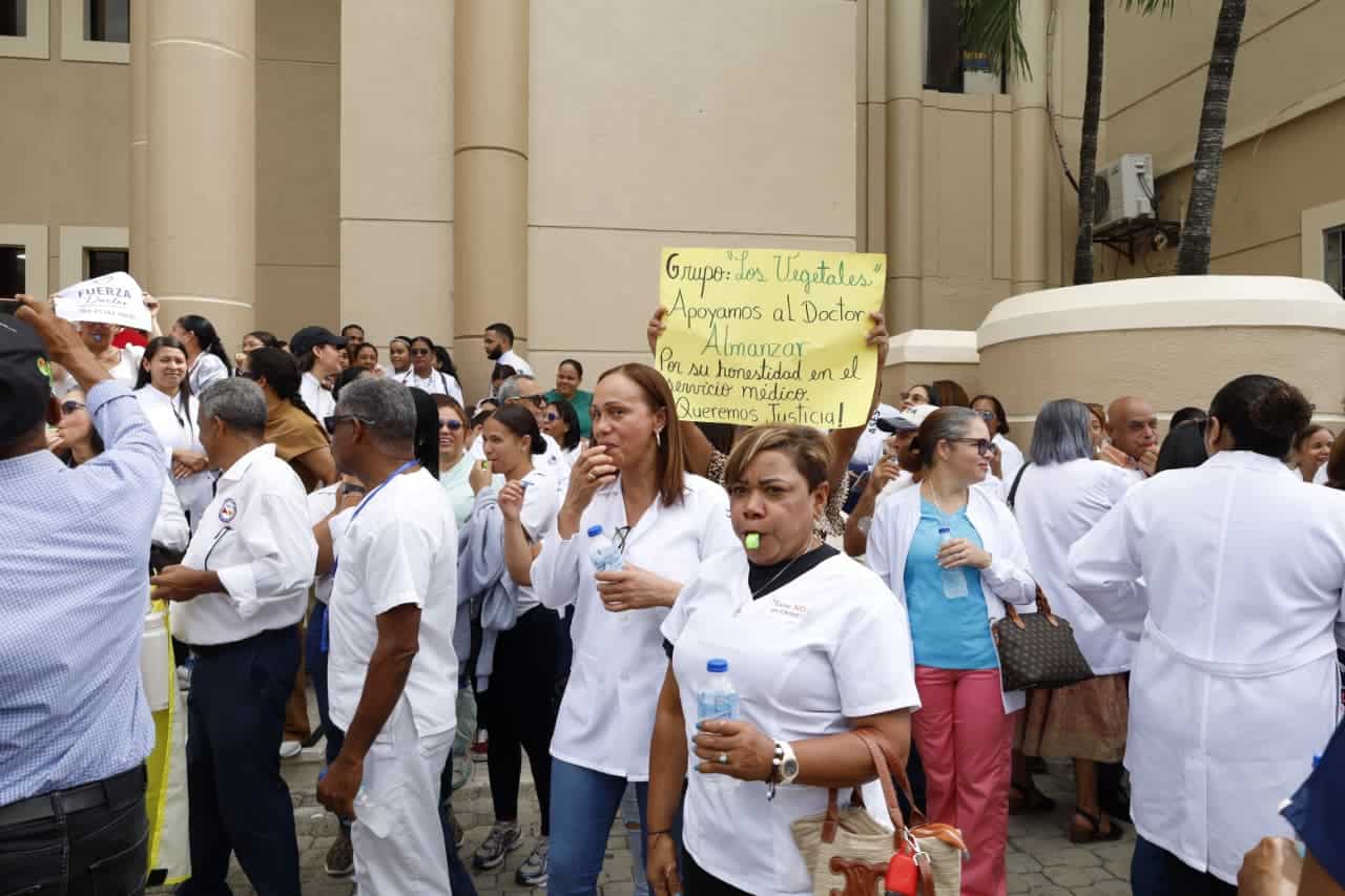 Colegas y allegados de los detenidos expresan su apoyo mediante carteles durante la protesta.