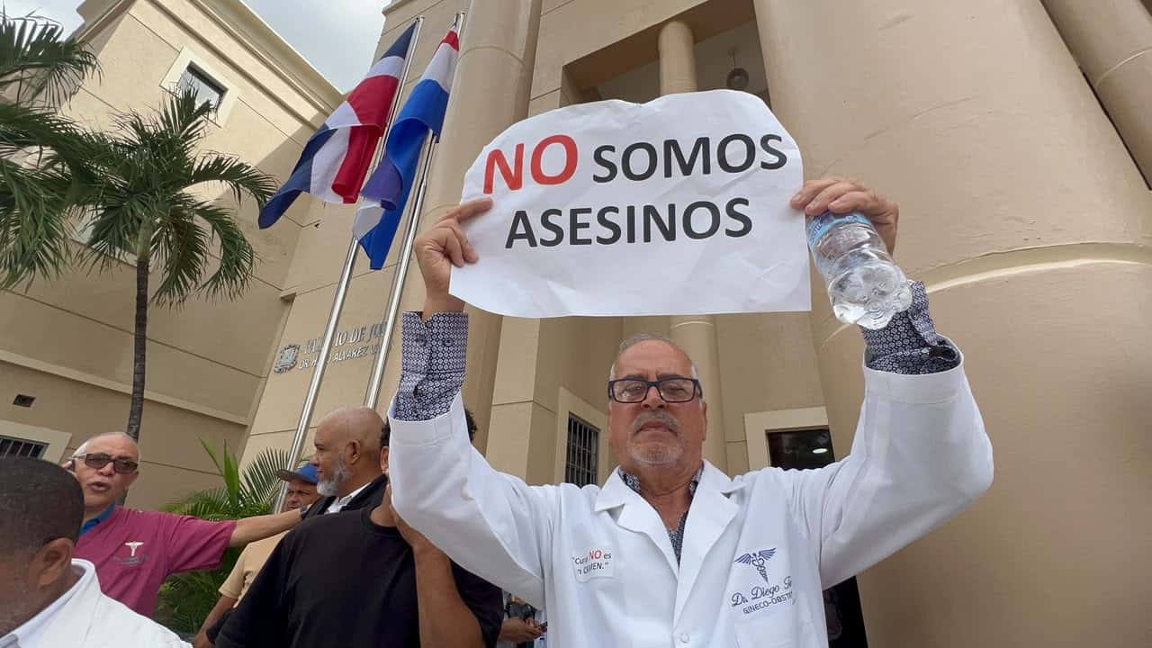 M&eacute;dicos exigen a las autoridades retirar la acusaci&oacute;n judicial contra sus colegas.