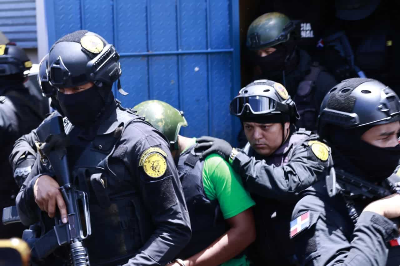 El cabo de la Policía, José Francisco Moreta es trasladado del Palacio de Justicia de Santo Domingo Oeste luego de imponérsele prisión preventiva.