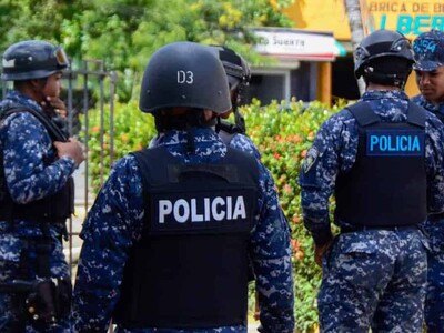 Policía arrestan hombre acusado de manipular adolescente