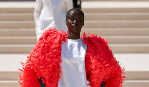 Balenciaga vuelve con sus elegantes vol&uacute;menes a la alta costura