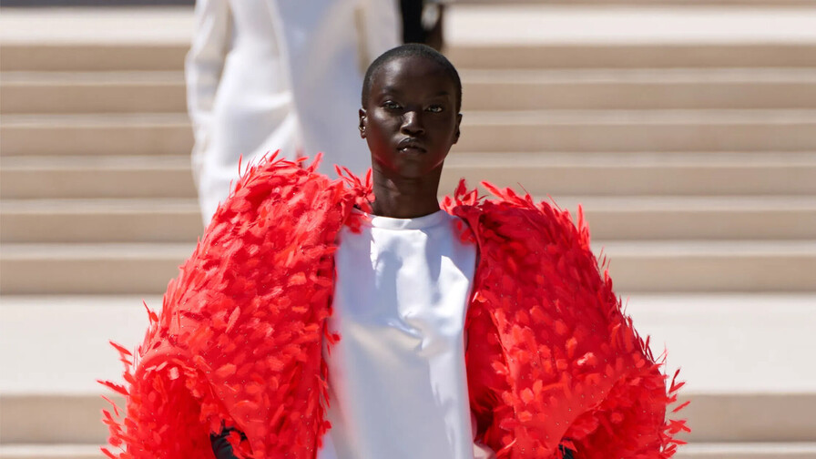 Balenciaga vuelve con sus elegantes volúmenes a la alta costura Balenciaga vuelve con sus elegantes volúmenes a la alta costura