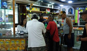 Comerciantes en La Guaira reabren entre la tragedia del terremoto para salvar sus negocios