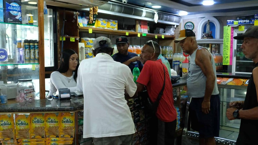 Comerciantes en La Guaira reabren entre la tragedia del terremoto para salvar sus negocios