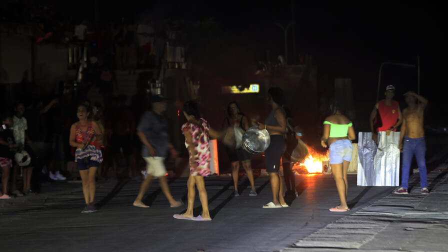 Cuba reconecta la red eléctrica pero siguen los apagones Cuba reconecta la red eléctrica pero siguen los apagones