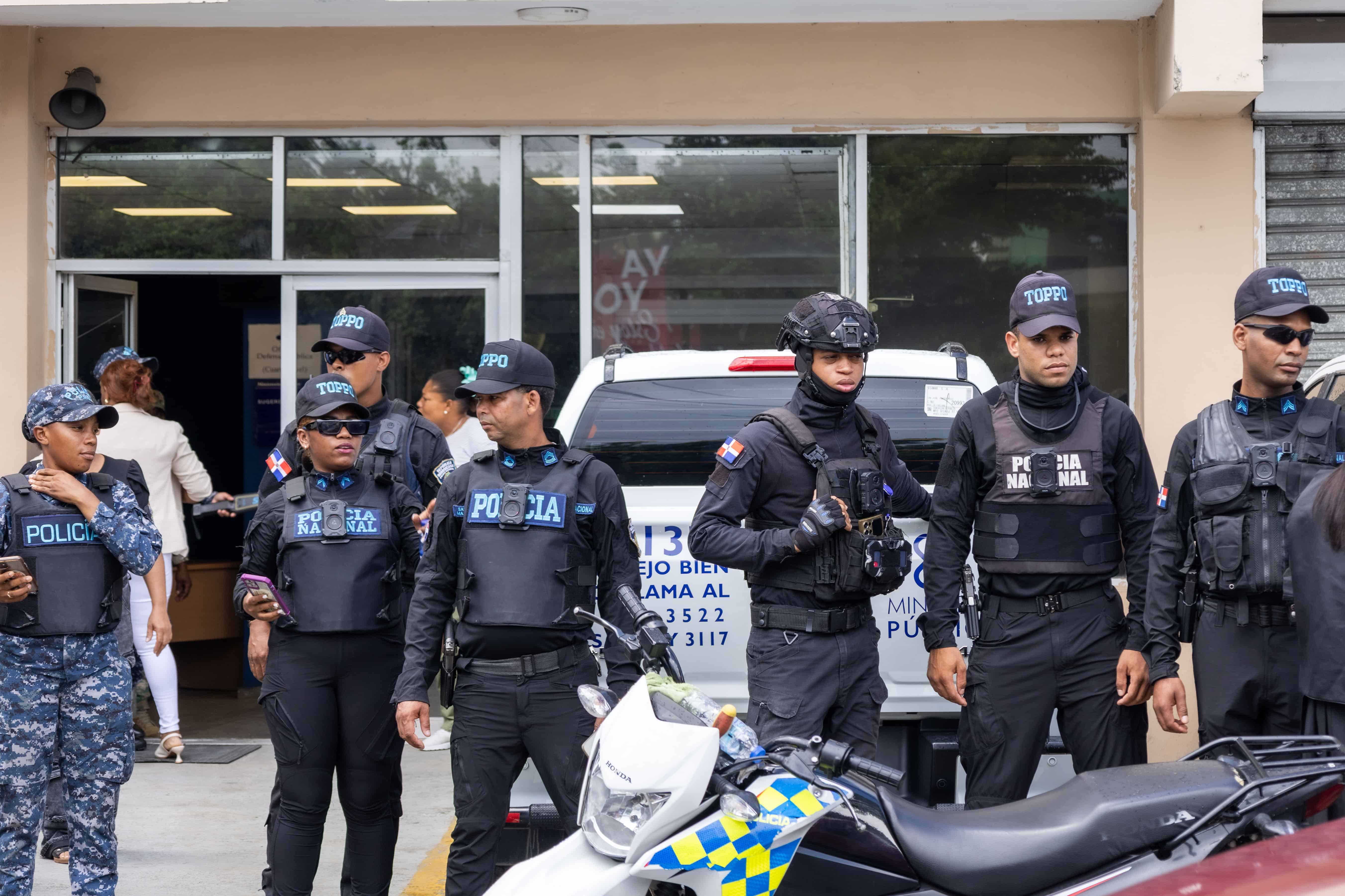 Agentes policiales apostados frente al Palacio de Justicia de Santo Domingo Oeste durante el conocimiento de la medida de coerción contra el cabo José Francisco Moreta.
