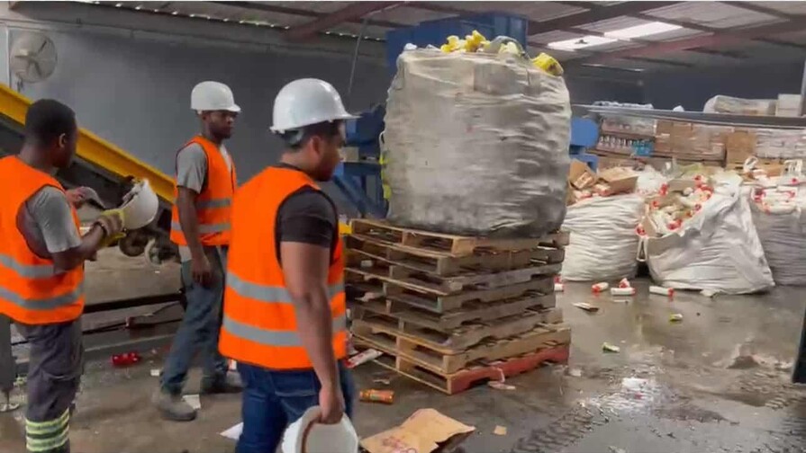 Pro Consumidor destruye 20 toneladas de alimentos adulterados y vencidos incautados en operativo Pro Consumidor destruye 20 toneladas de alimentos adulterados y vencidos incautados en operativo
