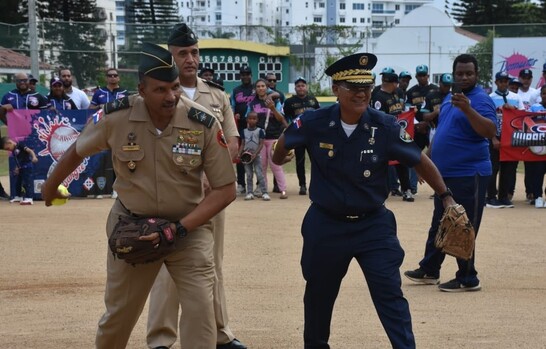 La Liga de softbol de oficiales acad&eacute;micos de las Fuerzas Armadas y la PN inaugur&oacute; su torneo
