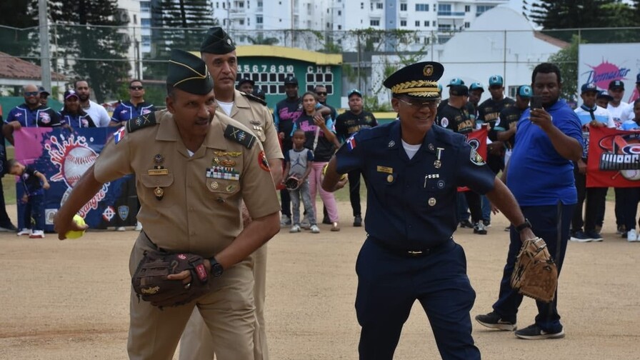 La Liga de softbol de oficiales acad&eacute;micos de las Fuerzas Armadas y la PN inaugur&oacute; su torneo