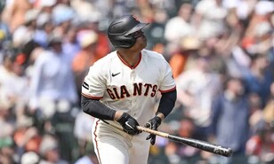 Devers arde con el madero tras ser colocado en el mercado por los Gigantes