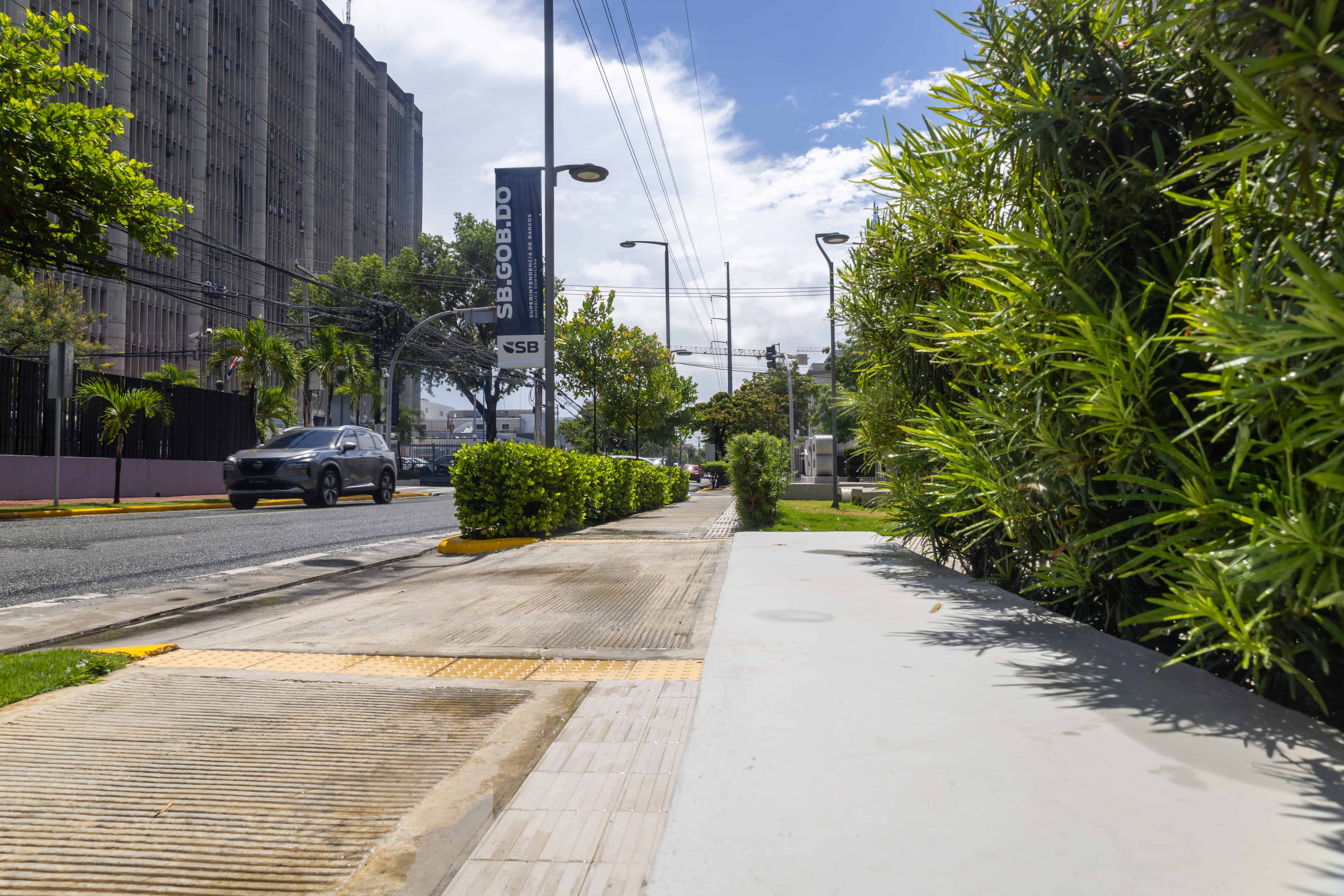 Acera recuperada en la avenida México.