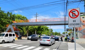 Ciudadanos estrenan puente peatonal frente al Hospital de las Fuerzas Armadas