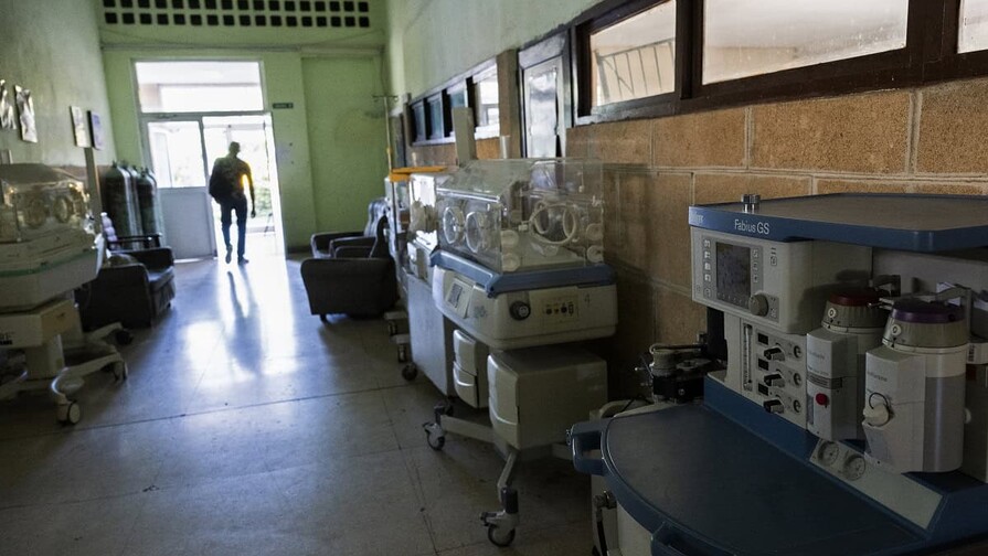 Equipos rotos y médicos exhaustos: el sistema de salud cubano al borde del colapso Equipos rotos y médicos exhaustos: el sistema de salud cubano al borde del colapso