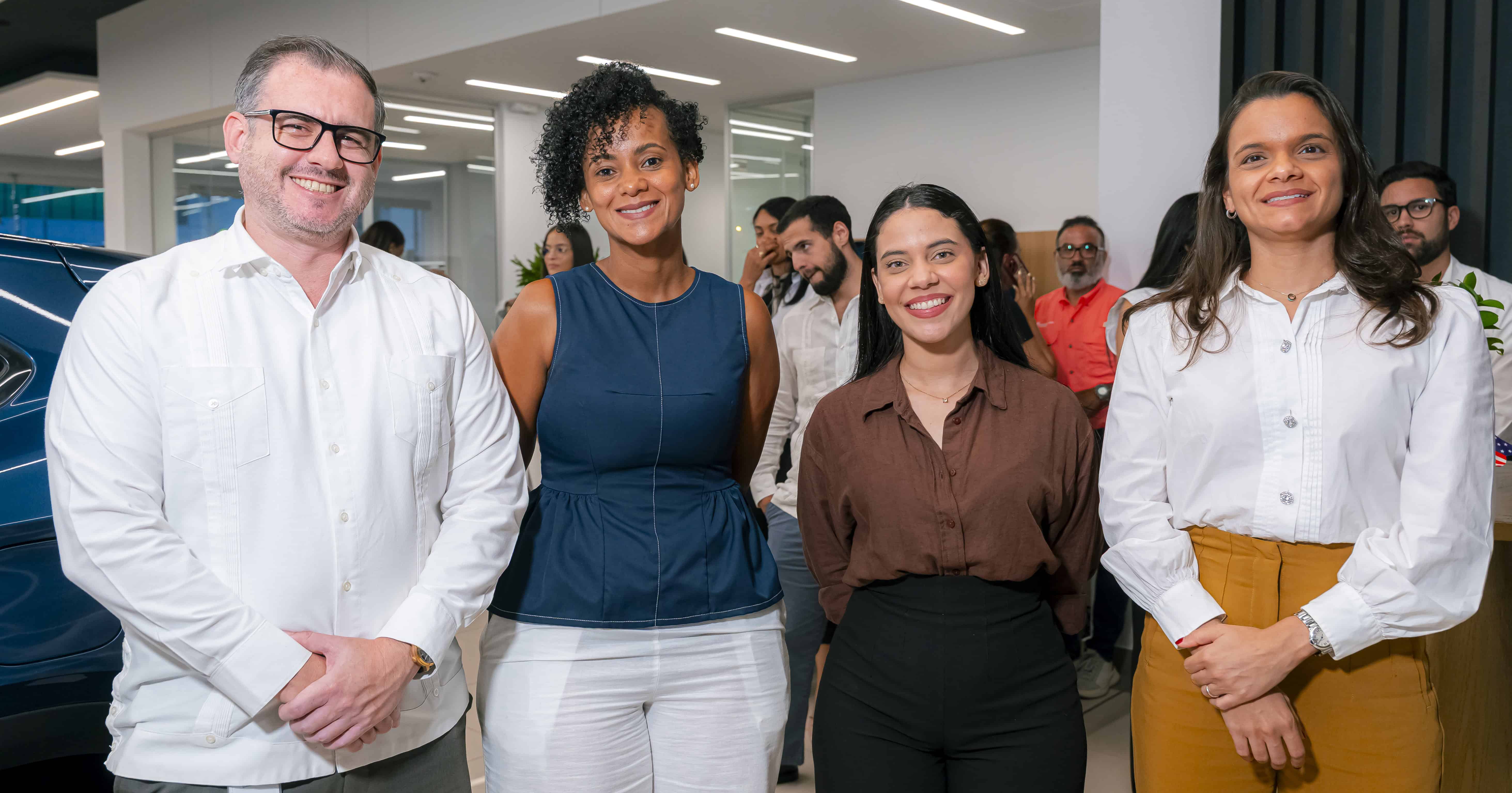 Daniel Mata, gerente ejecutivo y de Desarrollo de Negocios de Santo Domingo Motors; Dinacellys Ferreras, gerente de Mercadeo Retail de Santo Domingo Motors; Anabelle Mejía, coordinadora de Comunicaciones de Santo Domingo Motors; y Paola Soto, gerente de Comunicaciones y Sostenibilidad de Santo Domingo Motors.