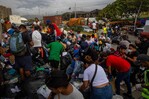 Sobrevivientes de los terremotos en Venezuela hacen fila para recibir ayuda humanitaria