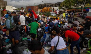 Sobrevivientes de los terremotos en Venezuela hacen fila para recibir ayuda humanitaria