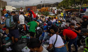 Sobrevivientes de los terremotos en Venezuela hacen fila para recibir ayuda humanitaria