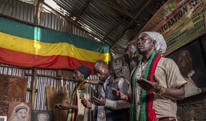 En nombre de la libertad de culto, rastafaris kenianos esperan poder fumar cannabis legalmente