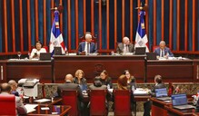 Cambios propuestos al C&oacute;digo Penal no castigan ultraje a funcionarios y reducen c&aacute;rcel por difamar