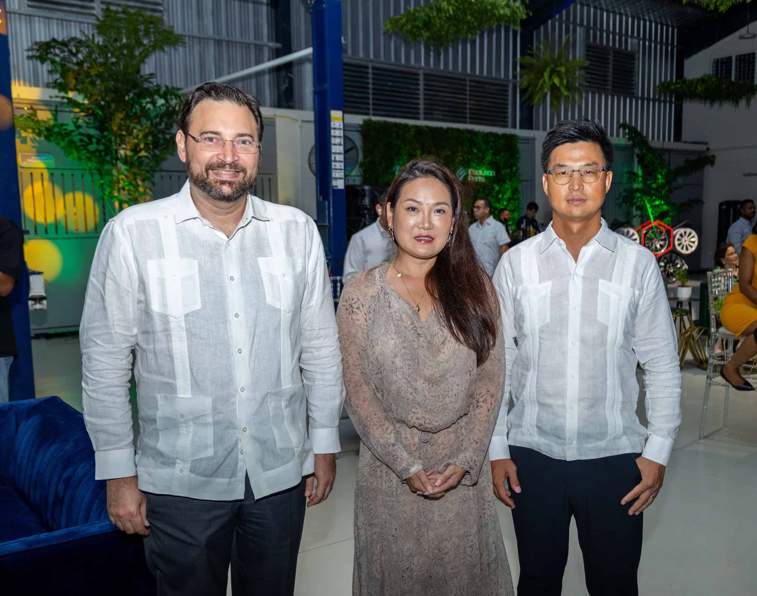 Carlos Rodr&iacute;guez, Enqi cao y xiongwen Hou.