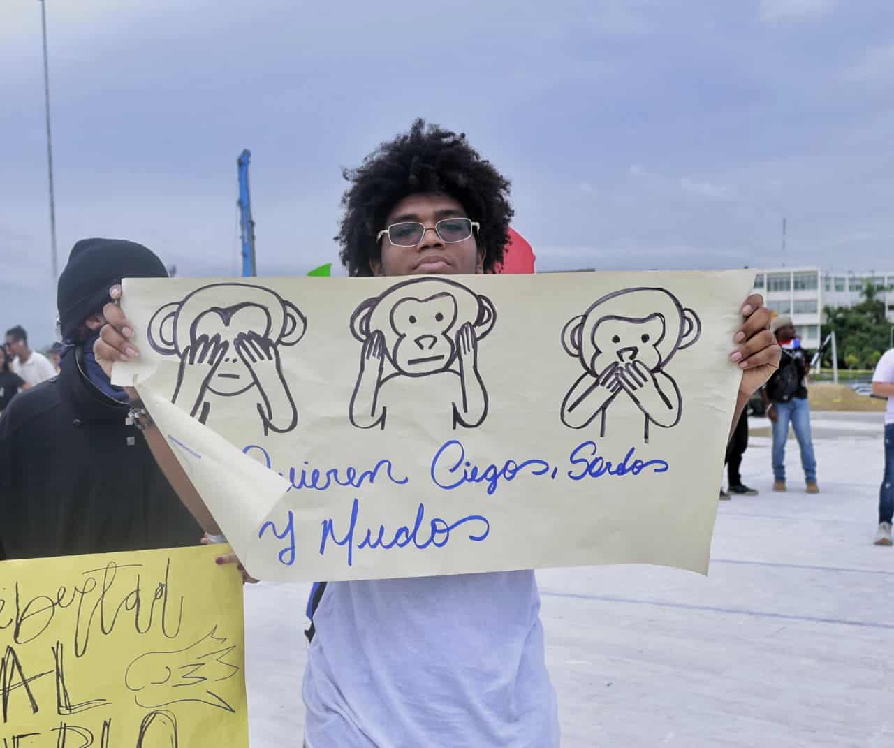 Los manifestantes expresaron su inconformidad por el alto costo de la canasta familiar.