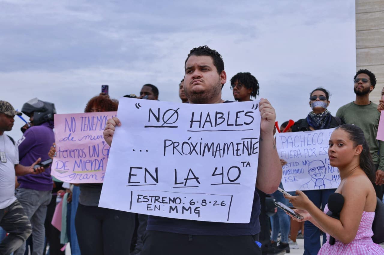 Ciudadanos protestan en la Plaza de la bandera.