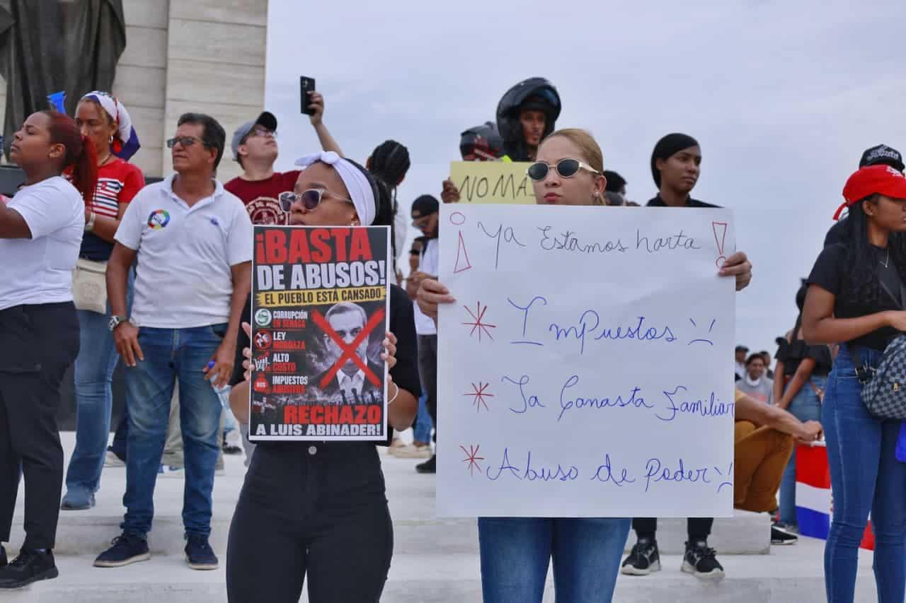 Manifestantes con carteles en mano.