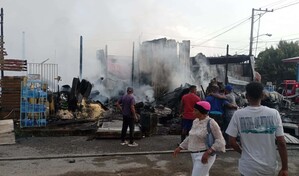 Incendio destruye varios negocios en plaza comercial de municipio de Puerto Plata