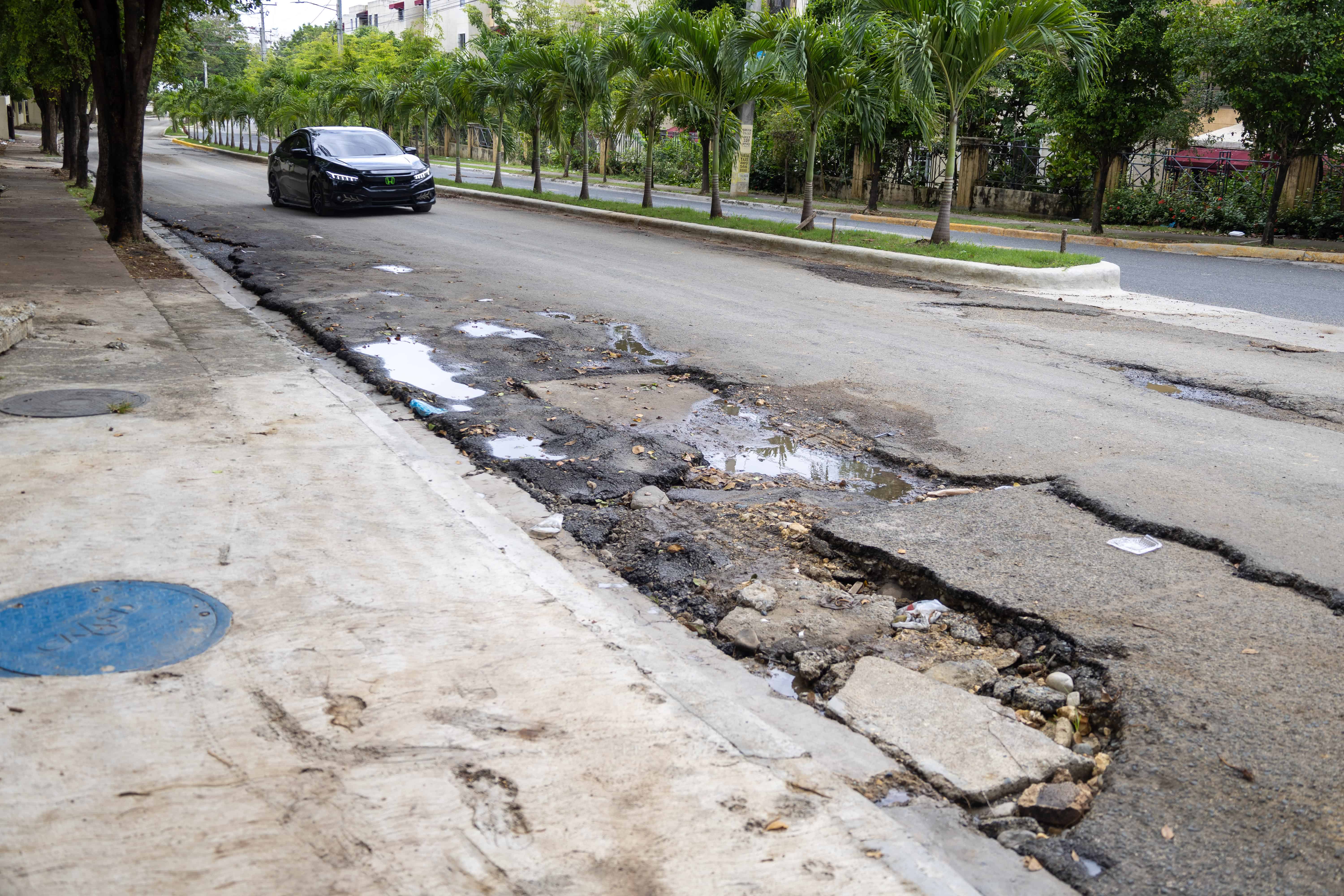La calle tiene tramo totalmente deteriorados.