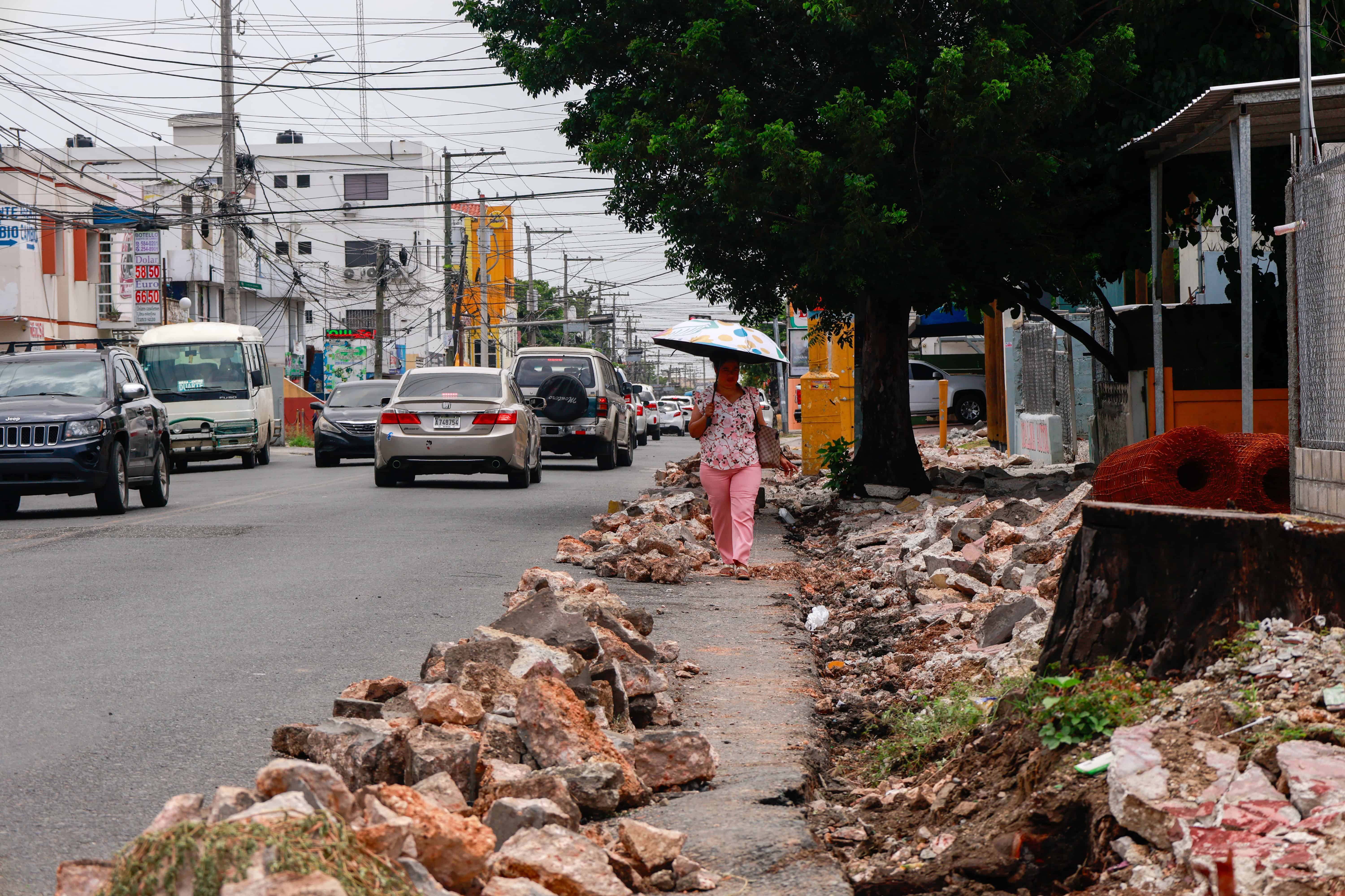 Los trabajos crean dificultades a caminantes y , comercios y residentes.