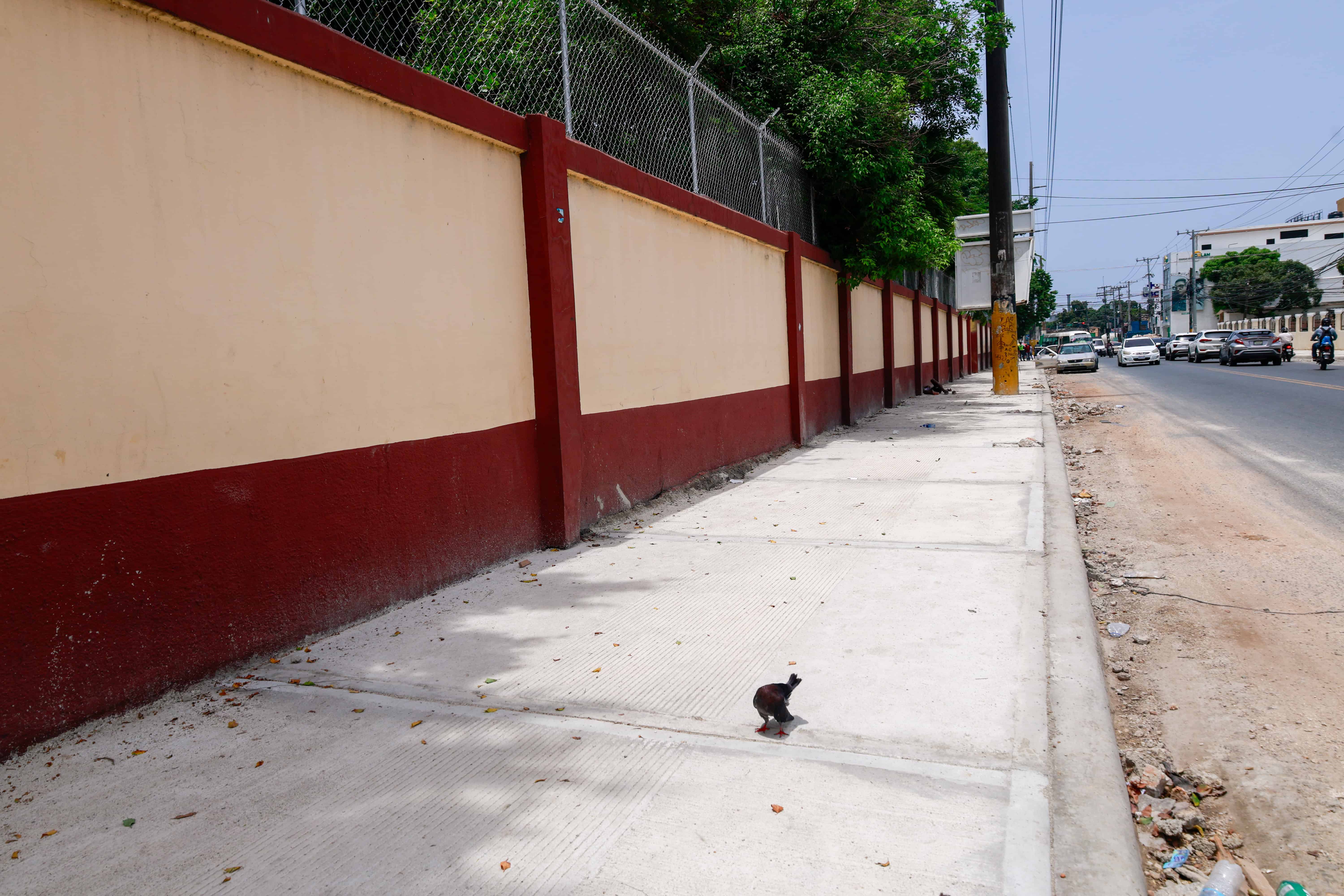 Las aceras frente a la parrquia San Francisco de Asis están terminada, solo falta la arbolización.
