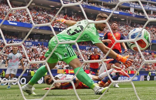 Unai Sim&oacute;n deja en 649 minutos el r&eacute;cord para un portero sin permitir un gol en un Mundial