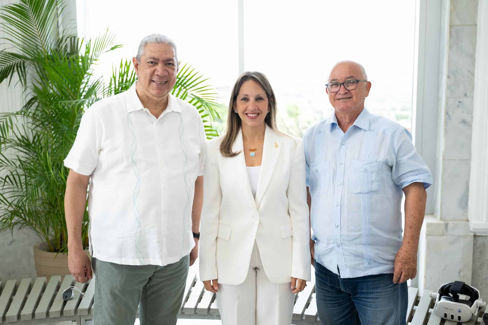 Junior McDougal, María Belissa Ramírez y Adalberto de León.