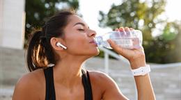 &iquest;Agua mineral o agua potable? la Dra. Sumaya Rodr&iacute;guez Heinsen explica cu&aacute;l conviene para hidratarse
