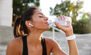 &iquest;Agua mineral o agua potable? La Dra. Sumaya Rodr&iacute;guez Heinsen explica cu&aacute;l conviene para hidratarse