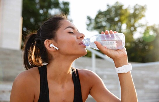 &iquest;Agua mineral o agua potable? la Dra. Sumaya Rodr&iacute;guez Heinsen explica cu&aacute;l conviene para hidratarse