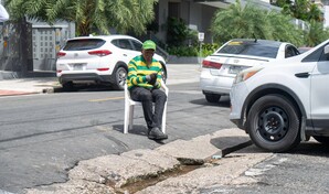Bad&eacute;n destruido en Bella Vista causa da&ntilde;os a veh&iacute;culos y dificulta el tr&aacute;nsito