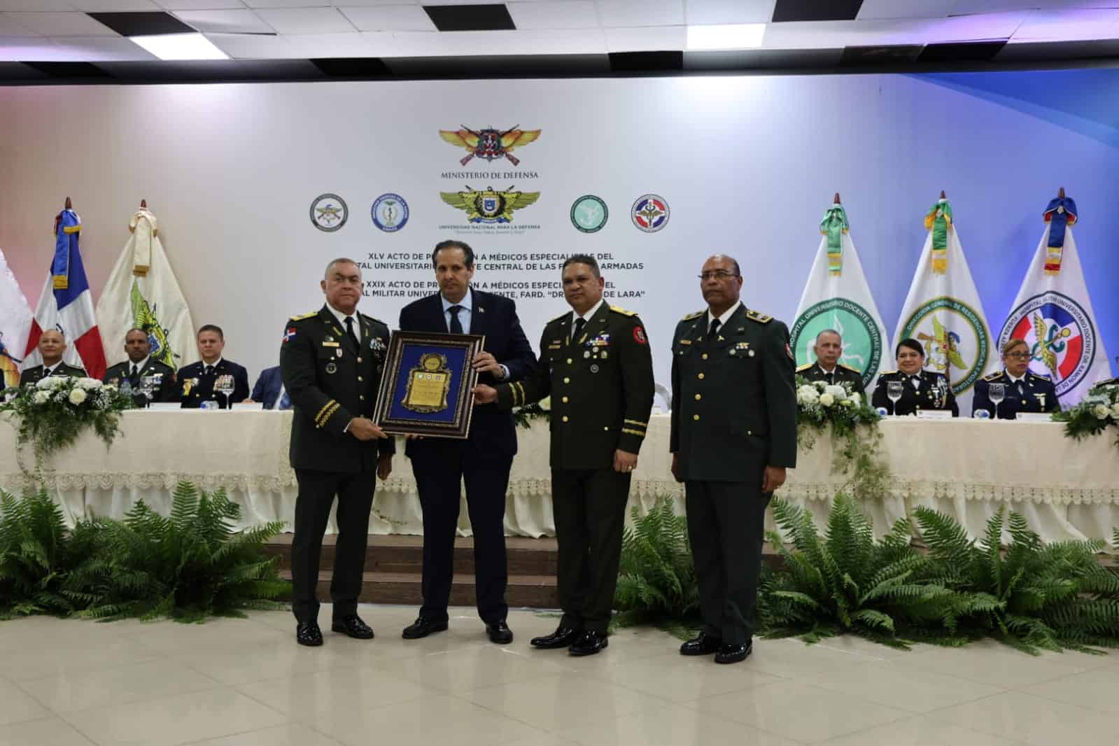 A la graduación asistió el ministro de Defensa, Víctor Atallah.
