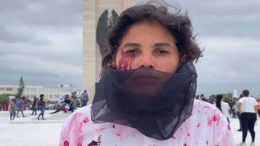 En honor a víctimas de la Policía: ciudadana personifica un crimen durante protesta En honor a víctimas de la Policía: ciudadana personifica un crimen durante protesta