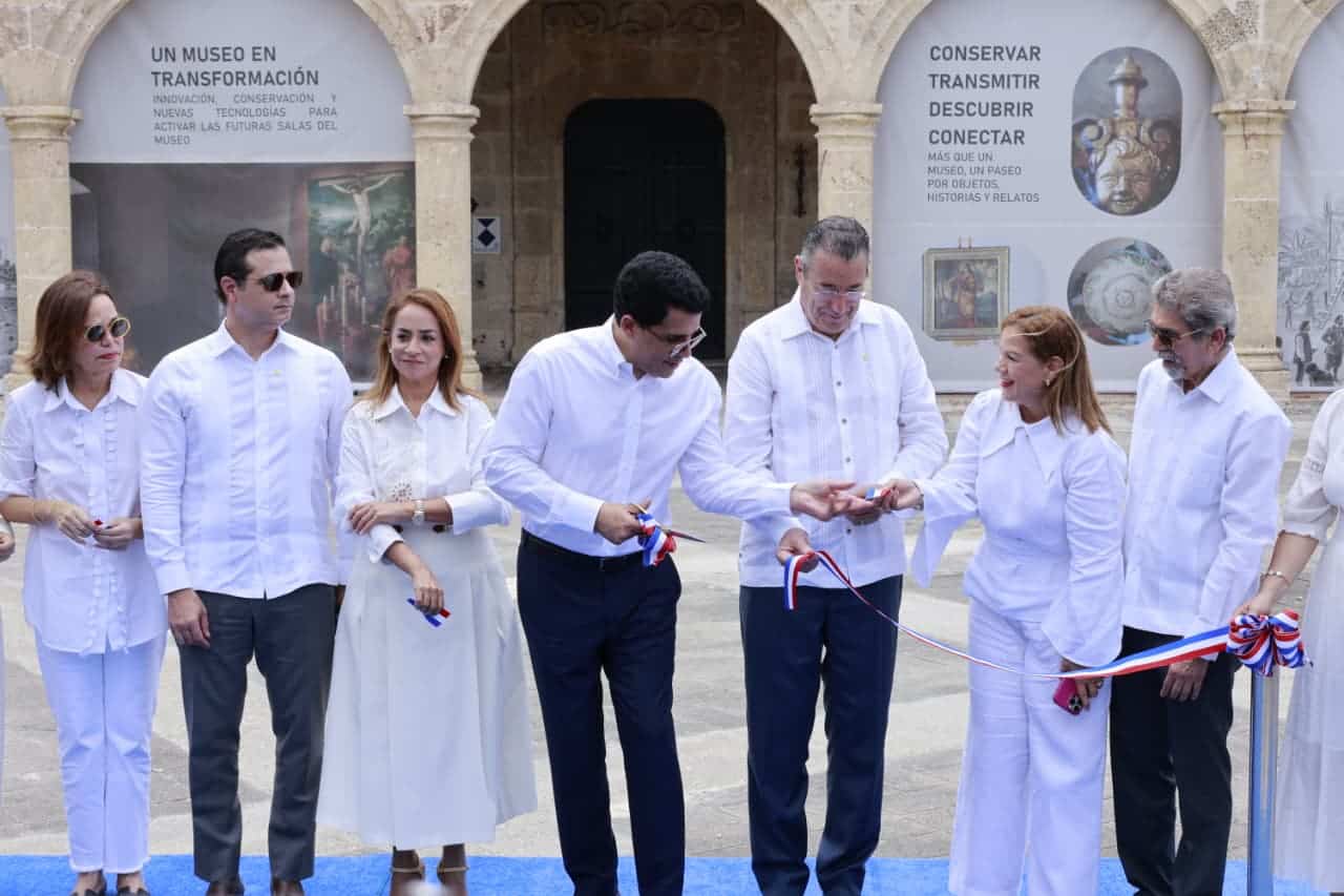 David Collado (centro) realiza el corte de cinta que simboliza la entrega de los trabajos de restauración del Alcázar de Colón.