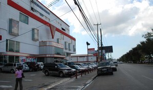 Comercio informal y exenciones golpean a comercios de la Luper&oacute;n