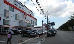 Comercio informal y exenciones golpean a comercios de la Luper&oacute;n