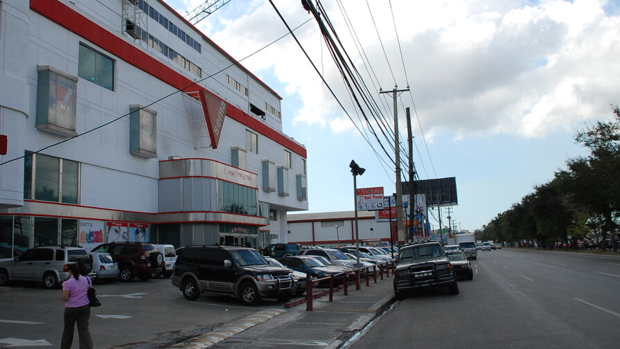 Comercio informal y exenciones golpean a comercios de la Luperón Comercio informal y exenciones golpean a comercios de la Luperón