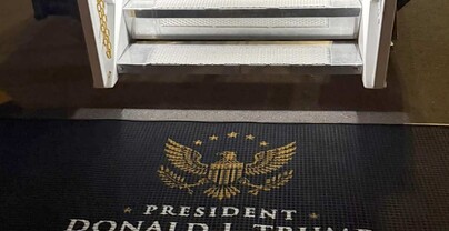 Trump celebra que el aeropuerto de Palm Beach ahora lleva su nombre