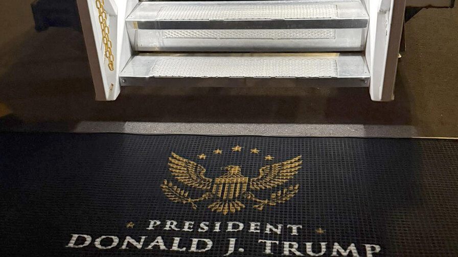 Trump celebra que el aeropuerto de Palm Beach ahora lleva su nombre Trump celebra que el aeropuerto de Palm Beach ahora lleva su nombre