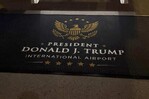 United Airlines niega dar cambios gratis a viajeros molestos con el nuevo aeropuerto Trump
