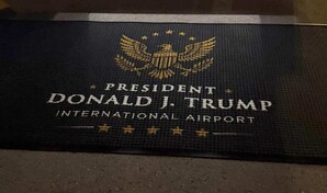 United Airlines niega dar cambios gratis a viajeros molestos con el nuevo aeropuerto Trump
