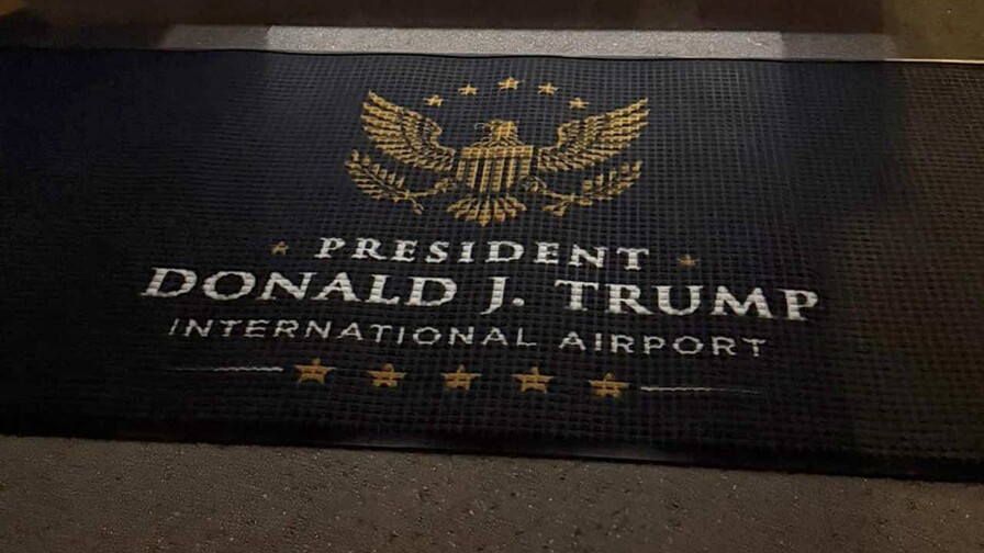 United Airlines niega dar cambios gratis a viajeros molestos con el nuevo aeropuerto Trump